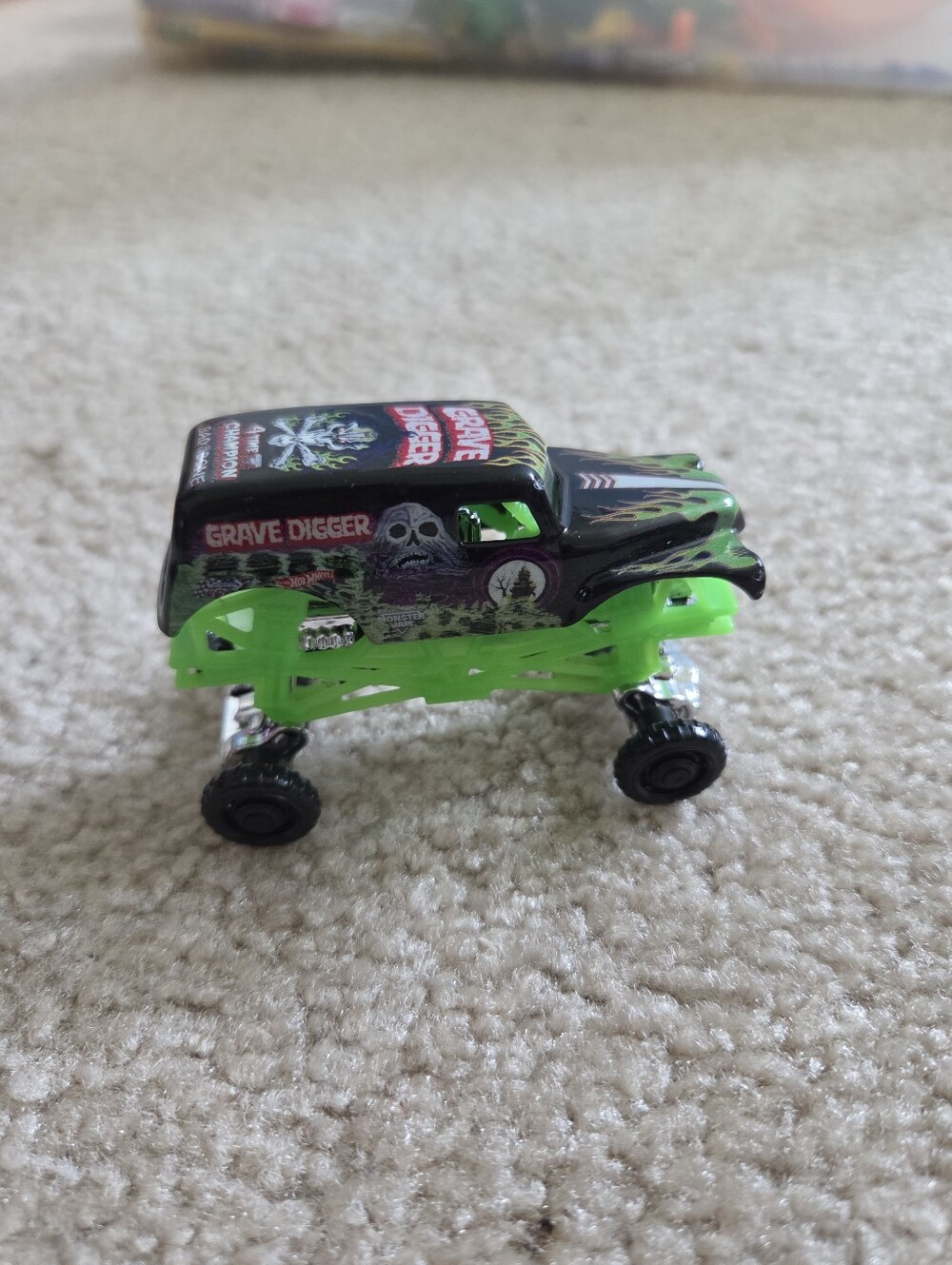 Monster Jam Grave Digger: 4 Time Champion 2019 Silver Chrome - Glow In The Dark - Picture 9 of 16